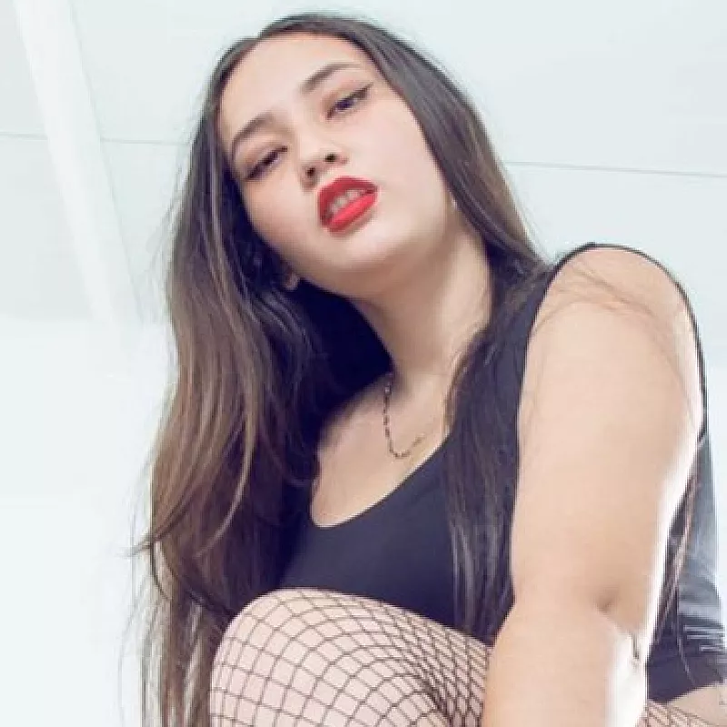 kneeling before me🔥