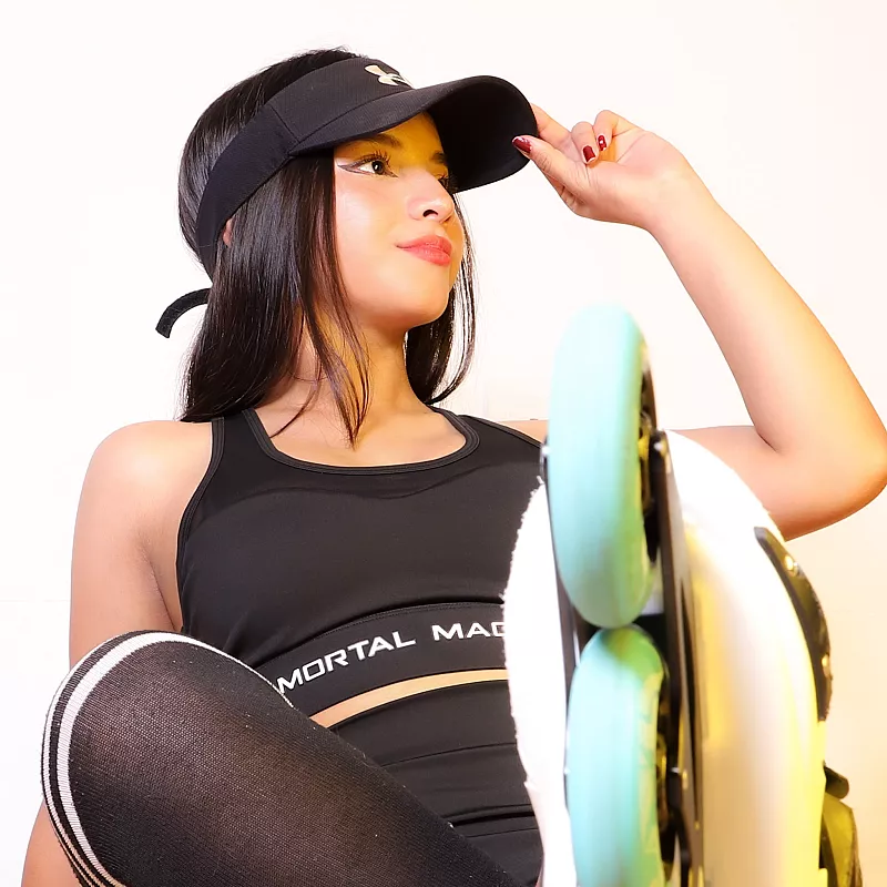 Girl on roller skates 🥵