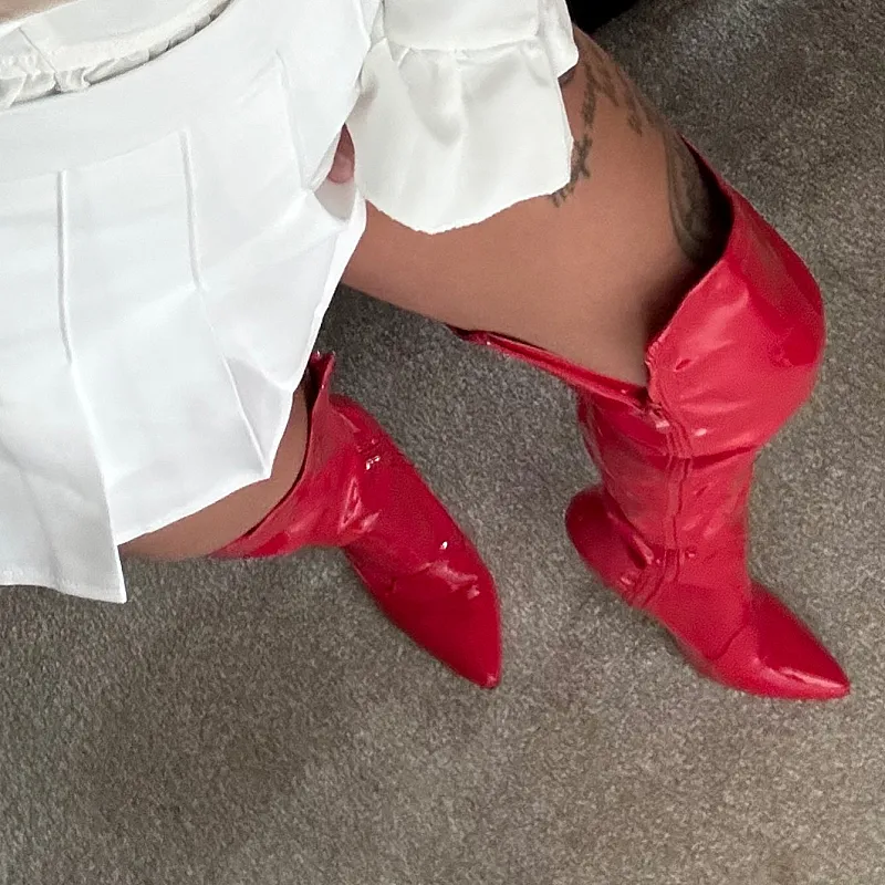 Shirt, skirt and boots 👢