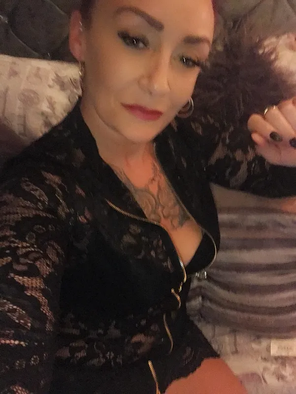 Cum and enjoy my pretty pierced p****.......